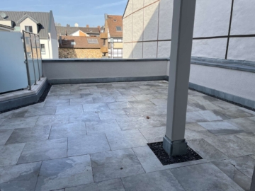 Dachterrasse - großzügig geschnittene Eigentumswohnung mit Balkon u. Dachterrasse