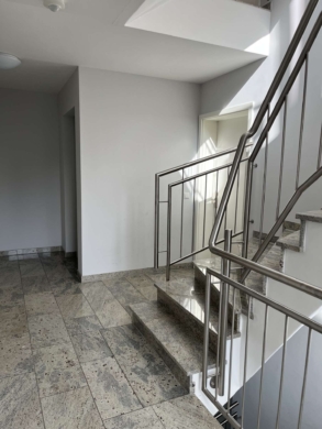 Etagentreppenflur - großzügig geschnittene Eigentumswohnung mit Balkon u. Dachterrasse