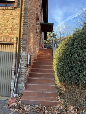 Zugangstreppe zum Hauseingang - geräumige Doppelhaushälfte auf Eigentümersuche …