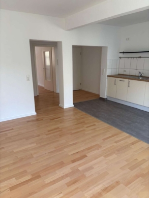 Ansicht Wohnbereich mit Küche - Schicke Zweizimmerwohnung im Stadtzentrum