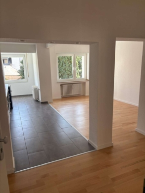 Ansicht Wohnbereich mit Küche - Schicke Zweizimmerwohnung im Stadtzentrum