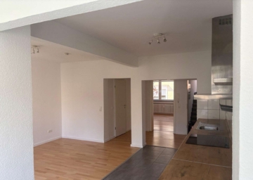 Ansicht Wohnbereich mit Küche - Schicke Zweizimmerwohnung im Stadtzentrum