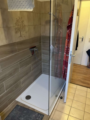 Duschbad - schicke 2-Zimmerwohnung mit Einbauküche, Balkon und Tiefgaragenstellplatz