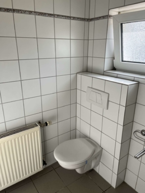 Toilette - Charmante 3-Zimmer-Wohnung in einem ruhigen Zweiparteienhaus - Hochparterre