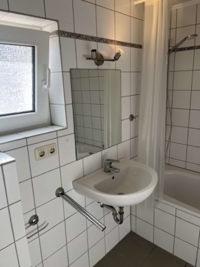 Waschbecken - Charmante 3-Zimmer-Wohnung in einem ruhigen Zweiparteienhaus - Hochparterre