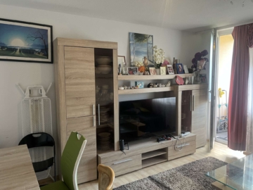 Wohnzimmer mit Balkonzugang - Vermietete 3-Zimmer-Eigentumswohnung in Euskirchen – Balkon, Aufzug und Stellplatz