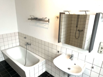 Badewanne - Wohnen im Altbau mit Charme und Flair