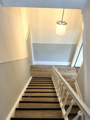 gepflegtes Treppenhaus - Wohnen im Altbau mit Charme und Flair