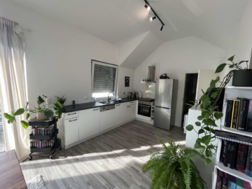 Wohnbereich mit Küche - Moderne 3-Zimmer-Dachgeschosswohnung mit Sonnenbalkon, Aufzug, Fußbodenheizung & Stellplatz