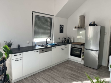 Küchenzeile - Moderne 3-Zimmer-Dachgeschosswohnung mit Sonnenbalkon, Aufzug, Fußbodenheizung & Stellplatz