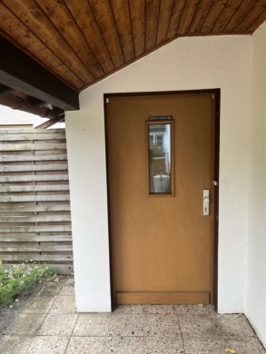 Hauseingangstüre - Wohnen wie im Eigenheim – Helle 3-Zimmer-Wohnung mit eigenem Garten und Garage