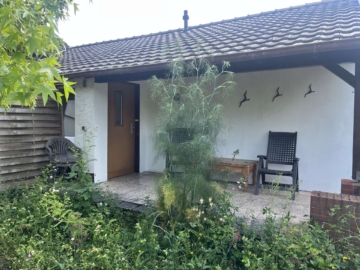 Überdachter Hauseingang - Wohnen wie im Eigenheim – Helle 3-Zimmer-Wohnung mit eigenem Garten und Garage