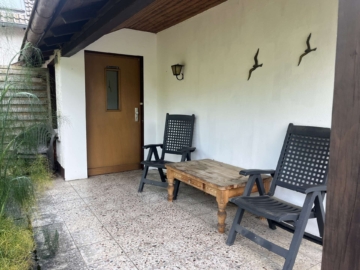 überdachte Sitzgelegenheit - Wohnen wie im Eigenheim – Helle 3-Zimmer-Wohnung mit eigenem Garten und Garage