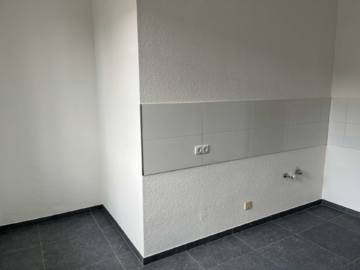 Küche mit Fliesenspiegel - renovierte 2-Zimmerwohnung am Rande der Südstadt