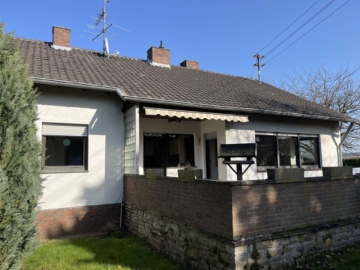 Seitenansicht - Einfamilienhaus auf großem Grundstück mit Ausbaupotential