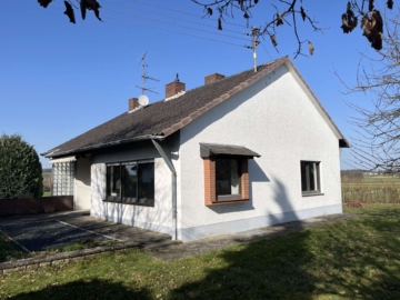 Rückansicht - Einfamilienhaus auf großem Grundstück mit Ausbaupotential