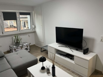 Wohnzimmer mit TV - 2-Zimmer-Dachgeschosswohnung in der Innenstadt