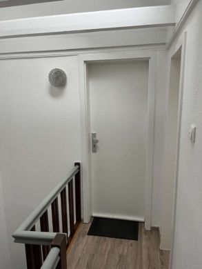 Wohnungstüre - 2-Zimmer-Dachgeschosswohnung in der Innenstadt