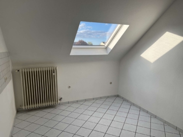Küche mit Dachfenster - Attraktive 3-Zimmer-Wohnung mit eigener Gastherme in ruhige Lage in Euskirchen
