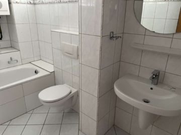 Badezimmer - Attraktive 3-Zimmer-Wohnung mit eigener Gastherme in ruhige Lage in Euskirchen