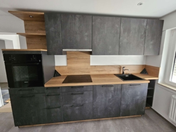 Einbauküche - Erstbezug nach Sanierung: barrierefreie Souterrainwohnung mit PkW-Stellplatz u. Einbauküche