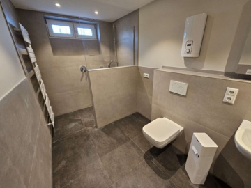 Bad 1 - Erstbezug nach Sanierung: barrierefreie Souterrainwohnung mit PkW-Stellplatz u. Einbauküche