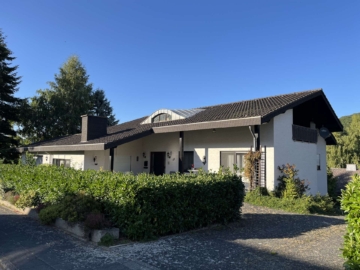 Frontansicht - freistehendes Raumwunder in Eicherscheid mit Einliegerwohnung